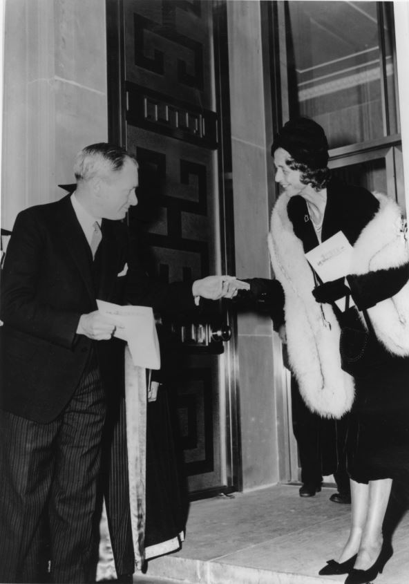 Photograph Lady Dunn presenting the key of the Sir James Dunn Science Building.