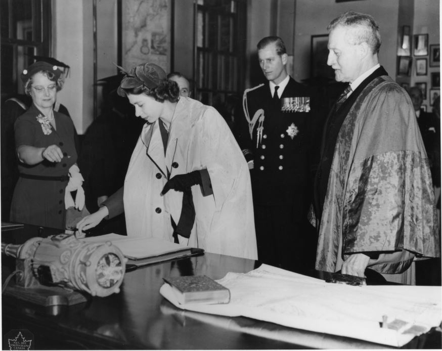 Photograph of Princess Elizabeth signing Dalhousie’s guest book, November 1951